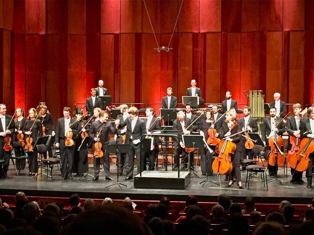 Au moment des saluts, Renaud Capuçon et Joshua Weilerstein devant les instrumentistes de l’Orchestre de Chambre de Lausanne (Photo M.E.)