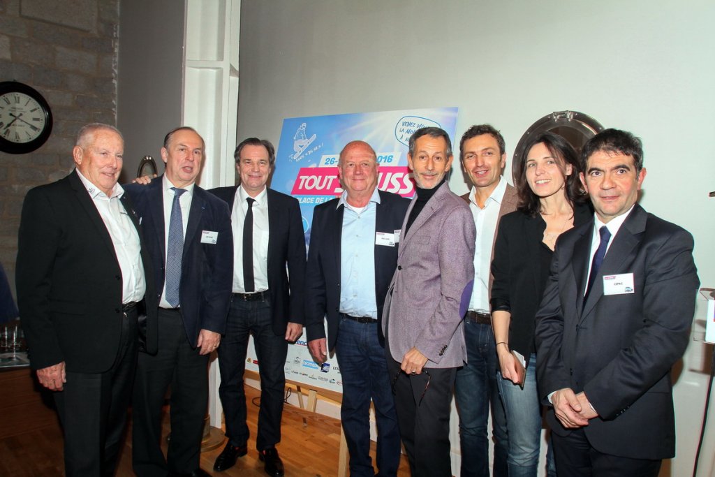 Renaud Muselier entouré des acteurs de "Tout Schuss days" (Photo Robert Poulain)