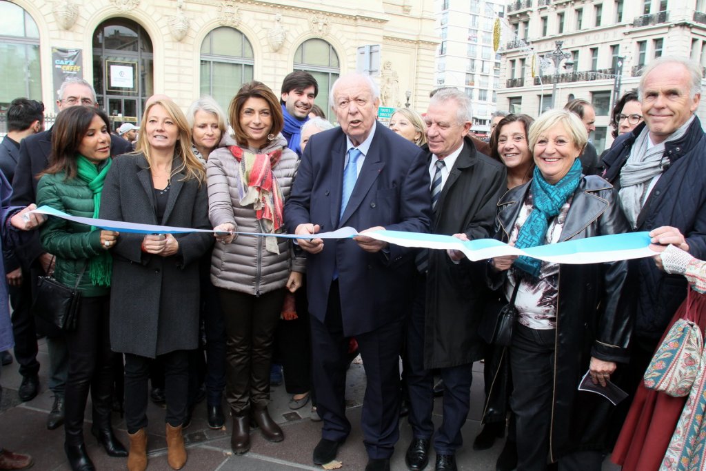 La traditionnelle inauguration de la Foire aux santons par le maire de Marseille et un aréopage d'élus du territoire (Photo Robert Poulain)