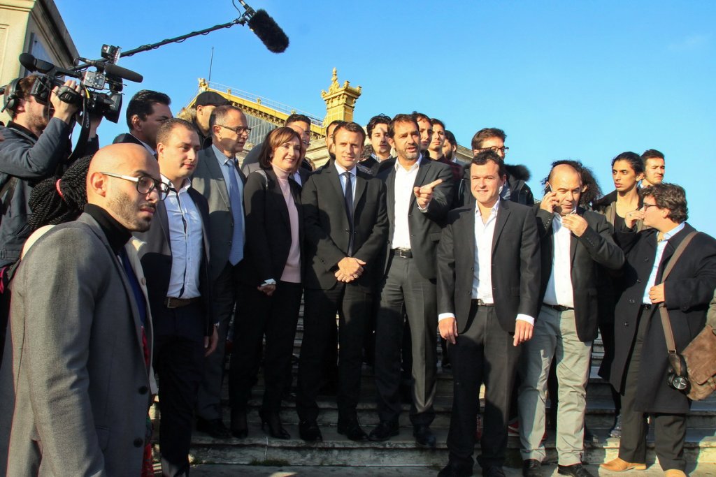 Le candidat Macron pose sur les célèbres marches de la gare Saint-Charles de Marseille entouré de Christophe Castaner, Corinne Versini, Michel Amiel... (Photo Robert Poulain)