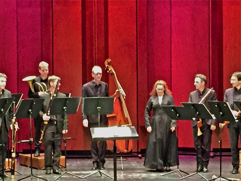 Emmanuelle Haïm au milieu de ses musiciens au moment des saluts au Grand Théâtre de Provence (Photo M.E).