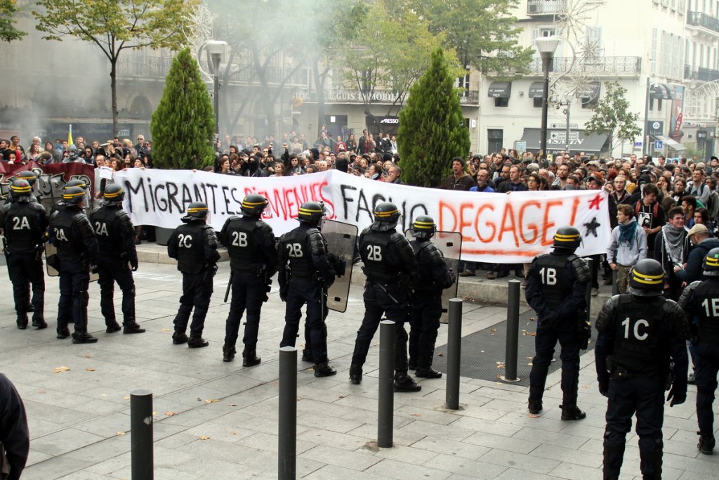 Plusieurs centaines de manifestants, favorables à l’accueil des migrants dans le département ont manifesté contre le rassemblement anti-migrants du FN (Photo Robert Poulain)