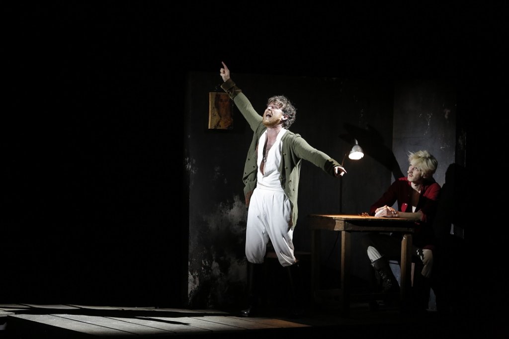 L’éprouvante, fascinante, puissante scène du monologue du grand inquisiteur avec Geoffroy Rondeau, Ivan Fiodorovitch, et François Deblock, Aliocha. (Photo Pascal Victor)