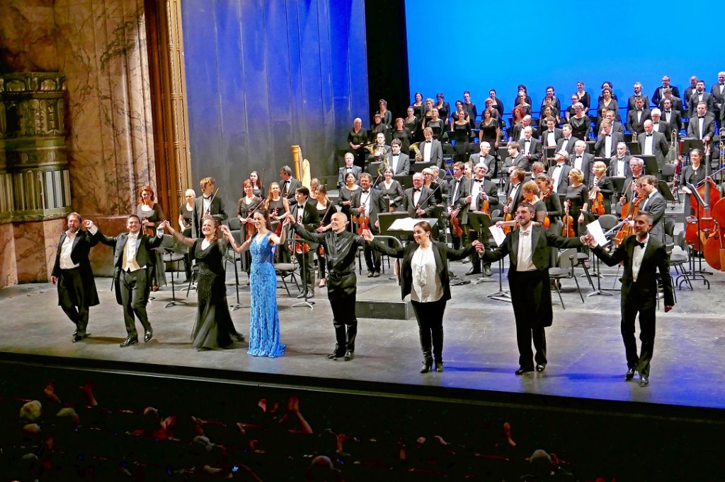 Les saluts à l’issue de la représentation d’Anna Bolena. De g. à dr. : Giuseppe Gipali, Mirco Palazzi, Sonia Ganassi, Zuzana Markova, Roberto Rizzi Brignoli, Marion Lebègue, Antoine Garcin et Carl Ghazarossian (Photo Christian Dresse)