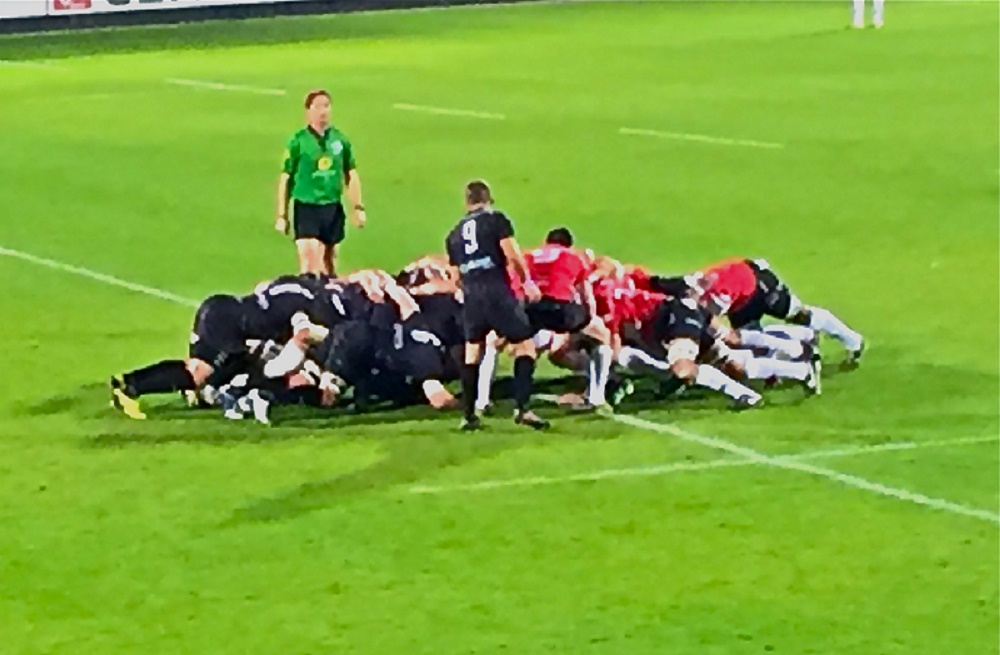 Avec la touche, la mêlée des noirs fut l’une des satisfactions, samedi soir sur la pelouse de Maurice David. (Photo M.E.)