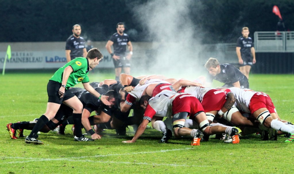 De la sueur et de la vapeur au dessus de la mêlée, mais un jeu très pauvre, surtout en deuxième période. (Photo Robert Poulain)