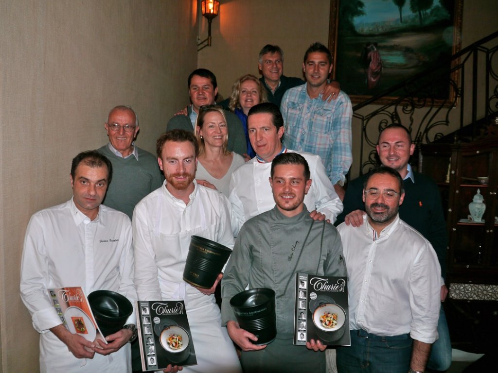 Au premier rang (de g. à dr), les chefs Jérôme Bartoletti, Mathieu Desmaret et Olivier Chauss Dimitri Kuchenbrod. Au deuxième rang (de g. à dr.) Alain Ignace, Gabrielle Lazure, Christophe Baquié et Julien Bréchet ; derrière eux, Laurent Bréchet, Sophie Barjac, Johnny Ecker et tot en haut, Manu Amoros. (Photo M.E.)