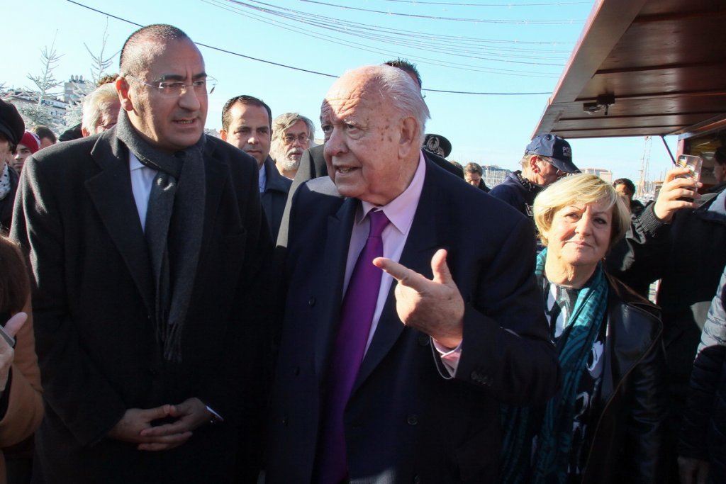 Jean-Claude Gaudin, le maire de Marseille, accompagné du Préfet de Police Laurent Nuñez et d'élus locaux s'est rendu, trois jours après l'attaque de Berlin, à la rencontre des commerçants du marché de Noël (Photo Robert Poulain)