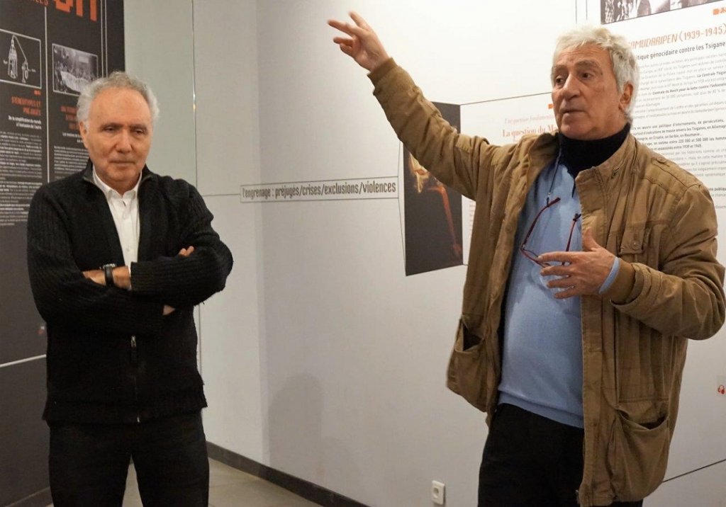 Alain Chouraqui et Philippe Mioche devant le panneau l’engrenage : préjugés / crises / exclusions / violences (Photo CdM)