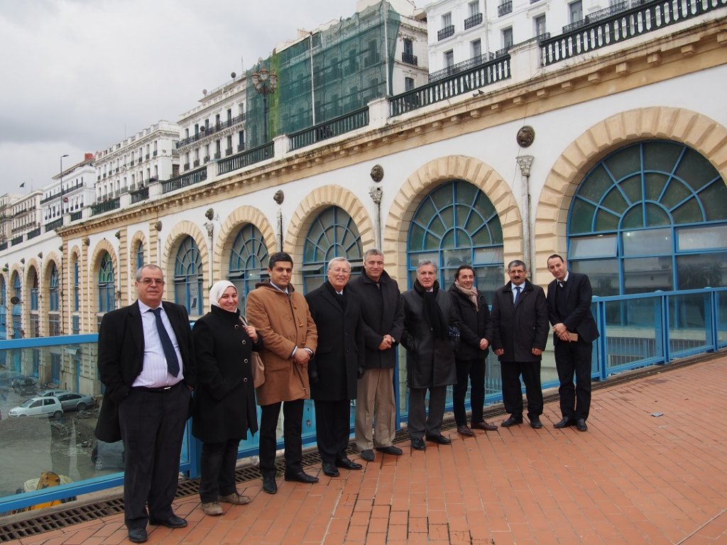 Roland Blum, Jean Roatta, des représentants de la Wilaya d’Alger et de la Régie Foncière d’Alger, devant les Voûtes d’Alger