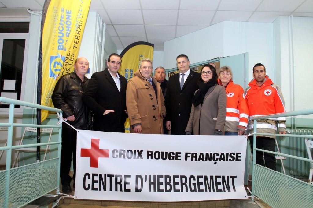 Le Département des Bouches-du-Rhône a ouvert ce mardi soir un centre d’hébergement d’urgence à Marseille en présence entre autres de Marine Pustorino, la maire des 1/7 Sabine Bernasconi, Julien Ruas, l'adjoint au Bataillon de marins-pompiers (Photo Robert Poulain)