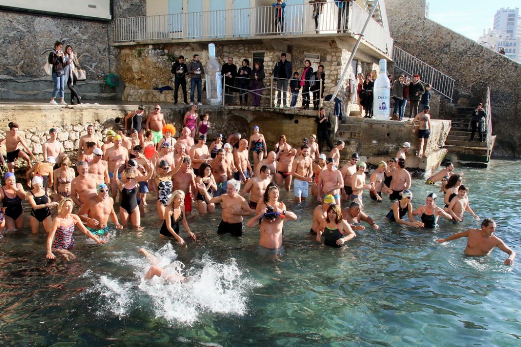 Le traditionnel bain du Nouvel an du Cercle des Nageurs de Marseille (Photo Robert Poulain)