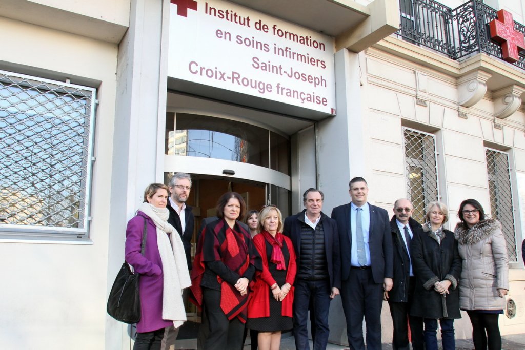 Renaud Muselier accompagné d'une délégation d'élus a visité l'Institut de formation en soins infirmiers de la Croix Rouge que la Région Paca soutient (Photo Robert Poulain)