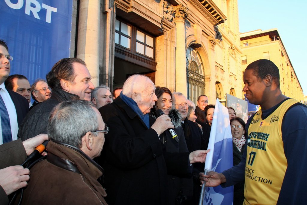 Un sportif s'est détaché du cortège de la parade pour aller à la rencontre de Jean-Claude Gaudin et lui remettre le drapeau officiel MP2017 (Photo Robert Poulain)