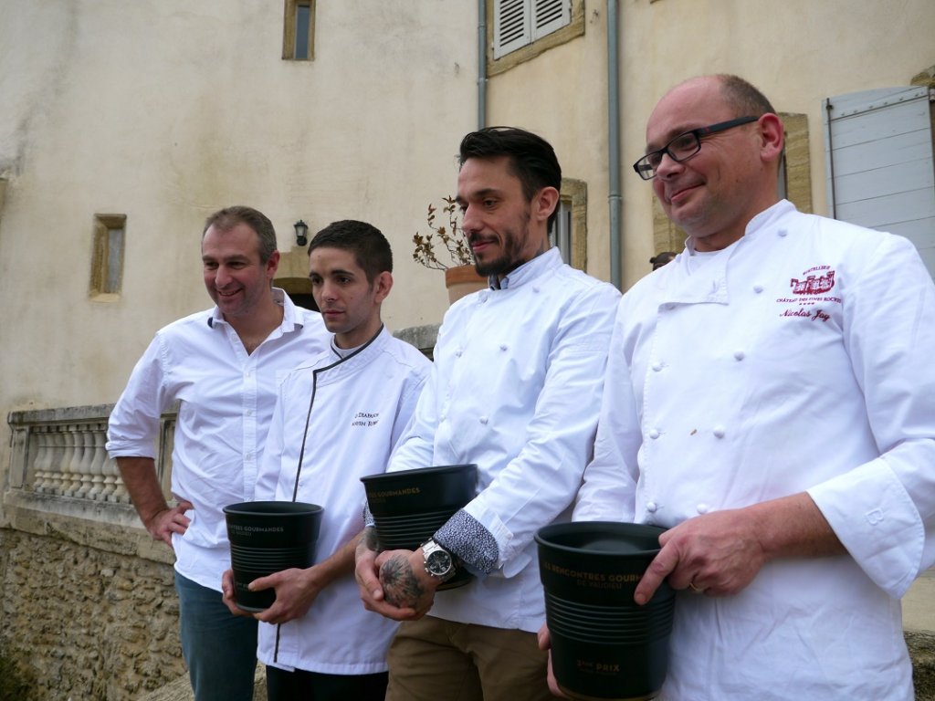 Sur le perron du Château Vaudieu, de g. à dr. Yoann Conte en compagnie de Robin Mayen, Yann Tanneau et Nicolas Jay. (Photo M.E).