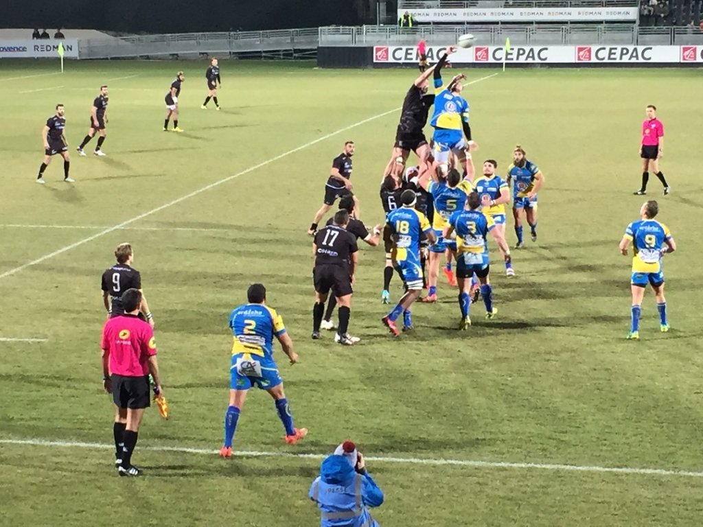 La touche a plutôt bien fonctionné pour Provence- Rugby, même si sur leurs lancers, comme ici, les joueurs d’Aubenas n’ont pas perdu grand chose. (Photo M.E.)