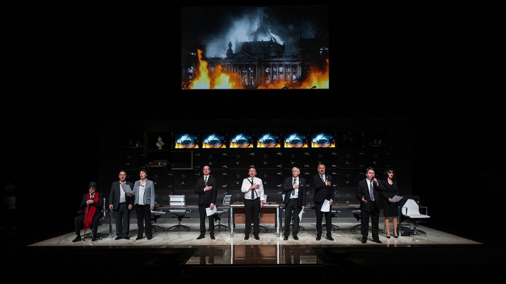 Philippe Torreton, esprit éclectique qui a écrit « Mémé », défendu Shakespeare et chanter Leprest campe ici un Arturo Ui électrique et génialement inquiétant. (Photo Cosimo Mirco Magliocca)