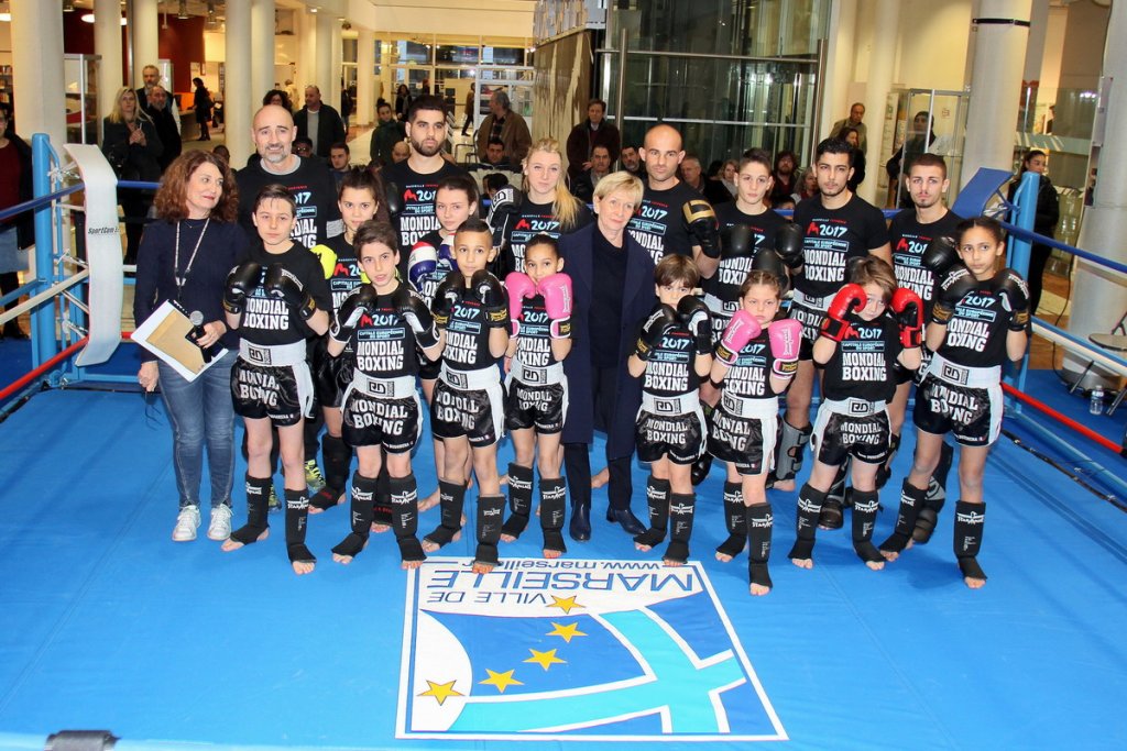 Anne-Marie d'Estienne d'Orves en charge de la culture à Marseille entouré par les enfants de l’association Mondial Boxing et de Hervé Busonéra, 4 fois champion du monde de Full Contact et de Jérémy Ragazzacci, nouveau champion du monde (Photo Robert Poulain)