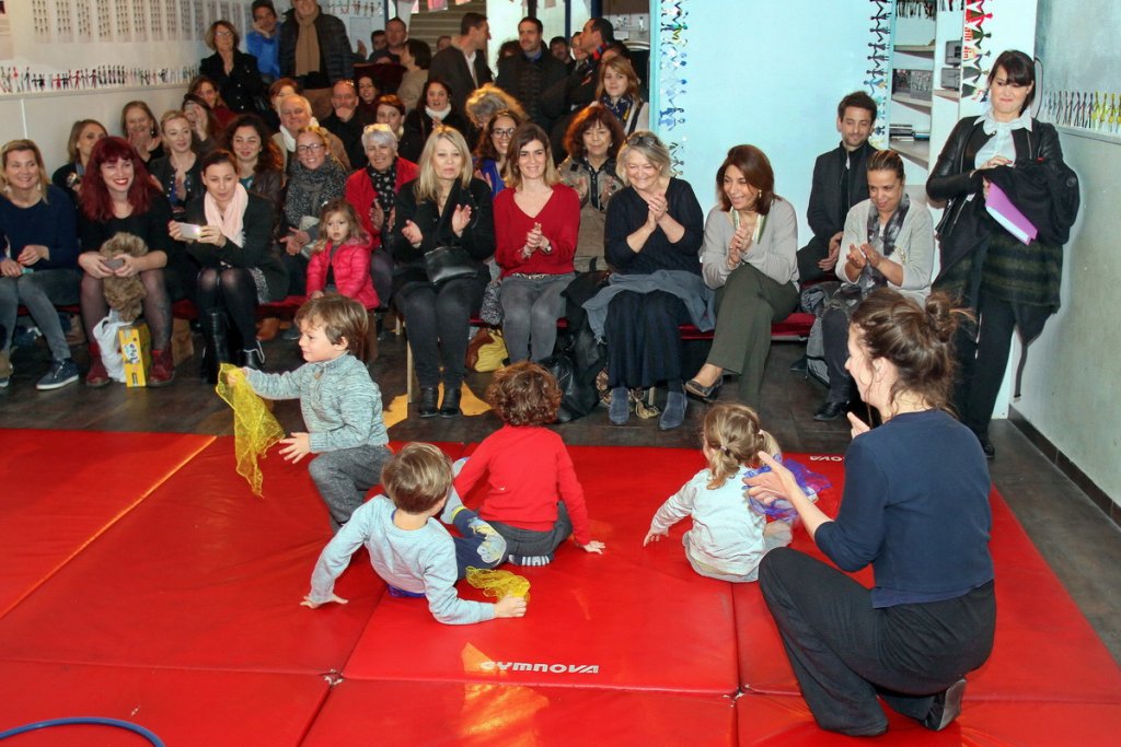 Au Badaboum théâtre, Martine Vassal a assisté à un atelier cirque destiné aux plus jeunes. Que du bonheur ! (Photo Robert Poulain)