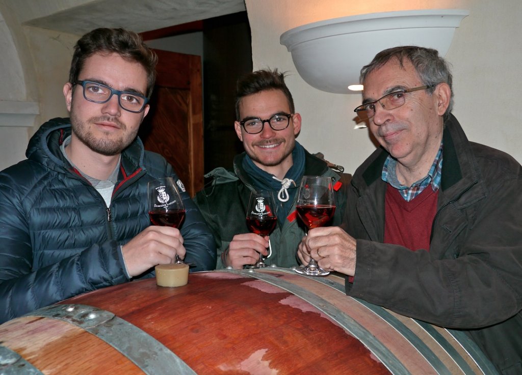 Jean-Baptiste, François et Pascal Lafond dégustent L’Esprit de Roc Epine qui s’épanouit dans les barriques. (Photo M.E.)