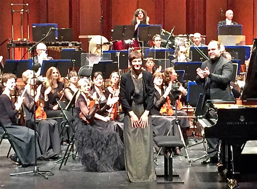 Vanessa Wagner et Samuel Jean devant les musiciens de l’orchestre régional Avignon-Provence au moment des saluts. (Photo M.E)