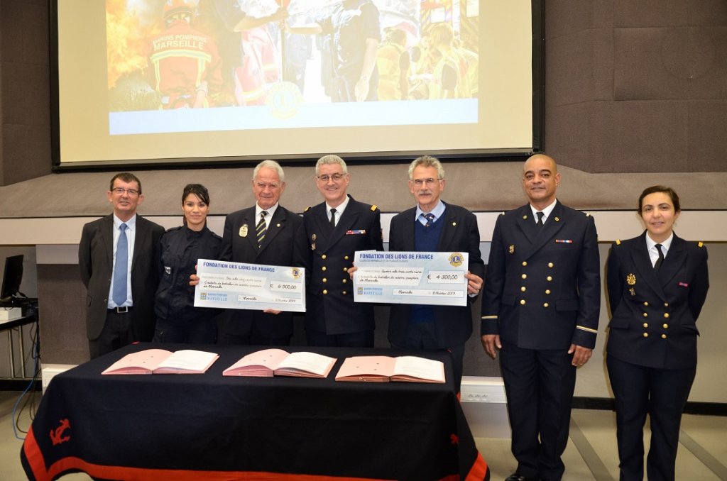 Remise de chèques des Lions Club pour les cadets du Bataillon de marins-pompiers de Marseille (Photo BMPM)