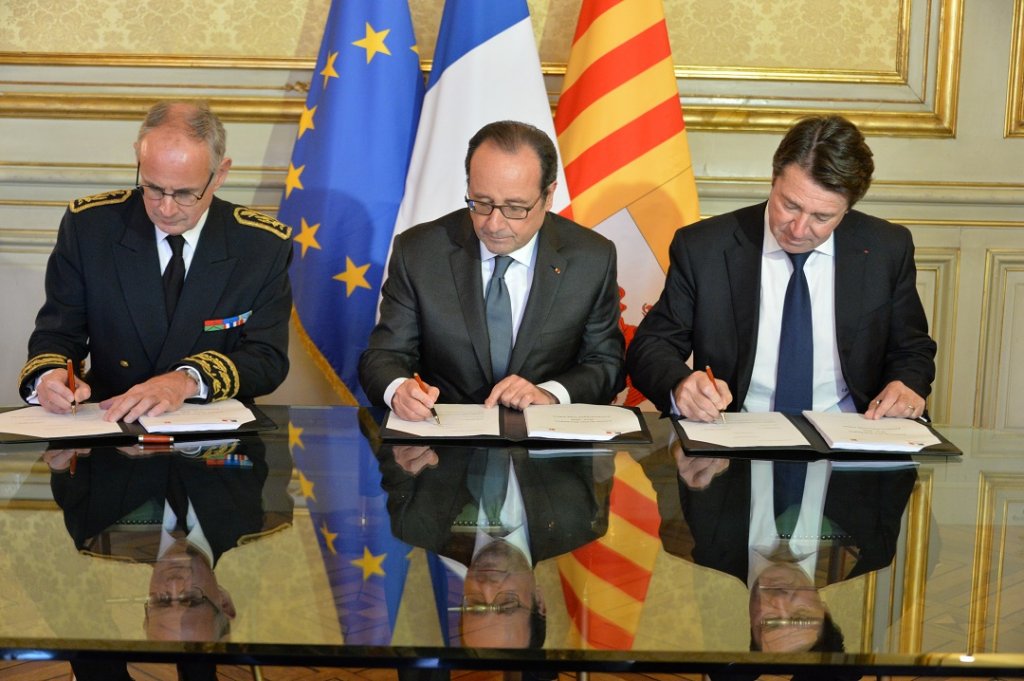 François Hollande a signé le 8 décembre 2016 en préfecture à Marseille, un avenant au Contrat de Plan État-Région de Paca avec Christian Estrosi, président de région LR et le Préfet Stéphane Bouillon