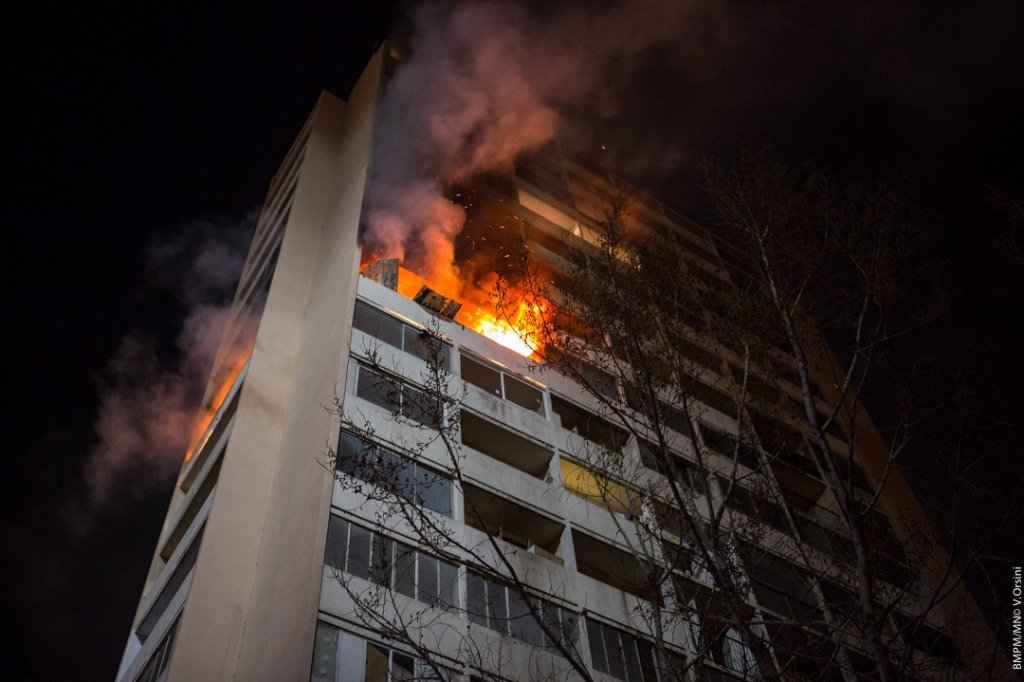 Des flammes et beaucoup de fumée s’échappent par la fenêtre du 9e étage d’un immeuble d’habitation en comptant 16 (Photo: BMPM-SM Orsini)