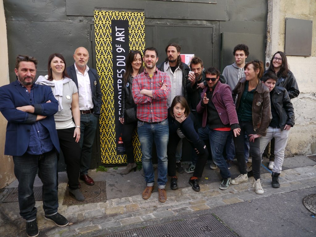 Moment de détente pour la photo "de famille" de l’équipe qui travaille sur cette nouvelle édition des rencontres du 9e art d’Aix-en-Provence (Photo M.E.)