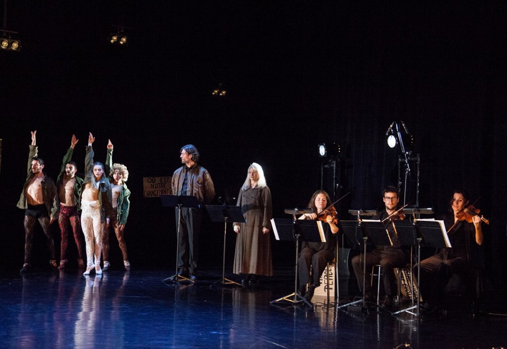 Danseurs contemporains, chanteurs et musiciens baroques réunis sur scène pour un spectacle qui interpelle. (Photo François Guery)