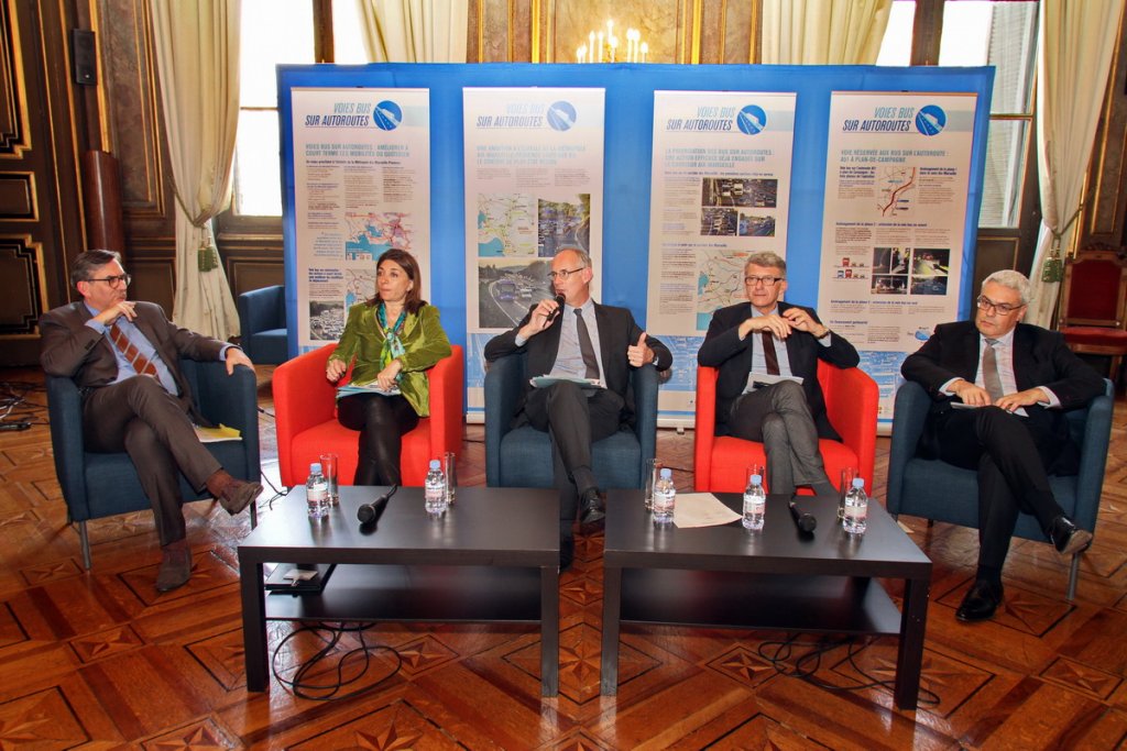 Etaient présents lors de la conférence de presse sur le développement de réseau des voies bus prioritaires: Maxime Tommasini, président de la RTM, conseiller régional, Président de la Commission "Transports", Martine Vassal, présidente du département des Bouches-du-Rhône, le préfet Stéphane Bouillon, Jean-Pierre Serrus, vice-président de la Métropole en charge de la mobilité et Laurent Amar, vice-président de la Chambre de commerce et d'industrie (CCI) Marseille-Provence (Photo Robert Poulain)