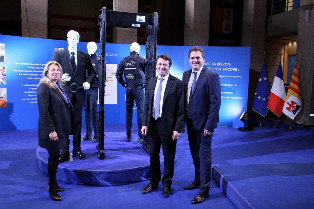 Devant les nouveaux portiques Christian Estrosi entouré de Caroline Pozmentier-Sportich et de Philippe Tabarot (Photo Robert Poulain)