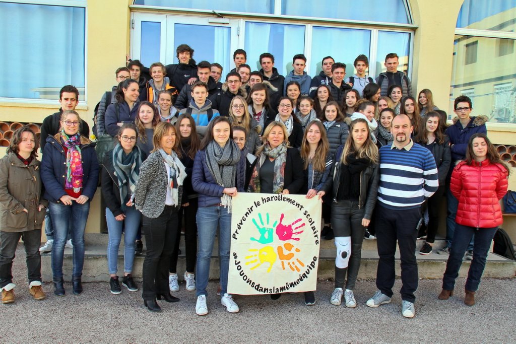 Les élèves de Première S du lycée Notre-Dame-de-France (6e), à Marseille ont présenté à Caroline Pozmentier-Sportich, leur campagne de lutte contre le harcèlement scolaire (Photo Robert Poulain)