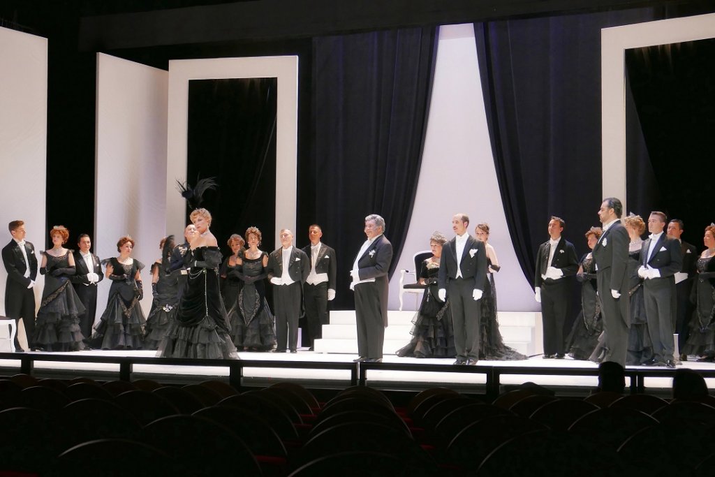 La grande scène du deuxième acte avec la quasi-totalité des protagonistes sur scène. (Photo Christian Dresse)