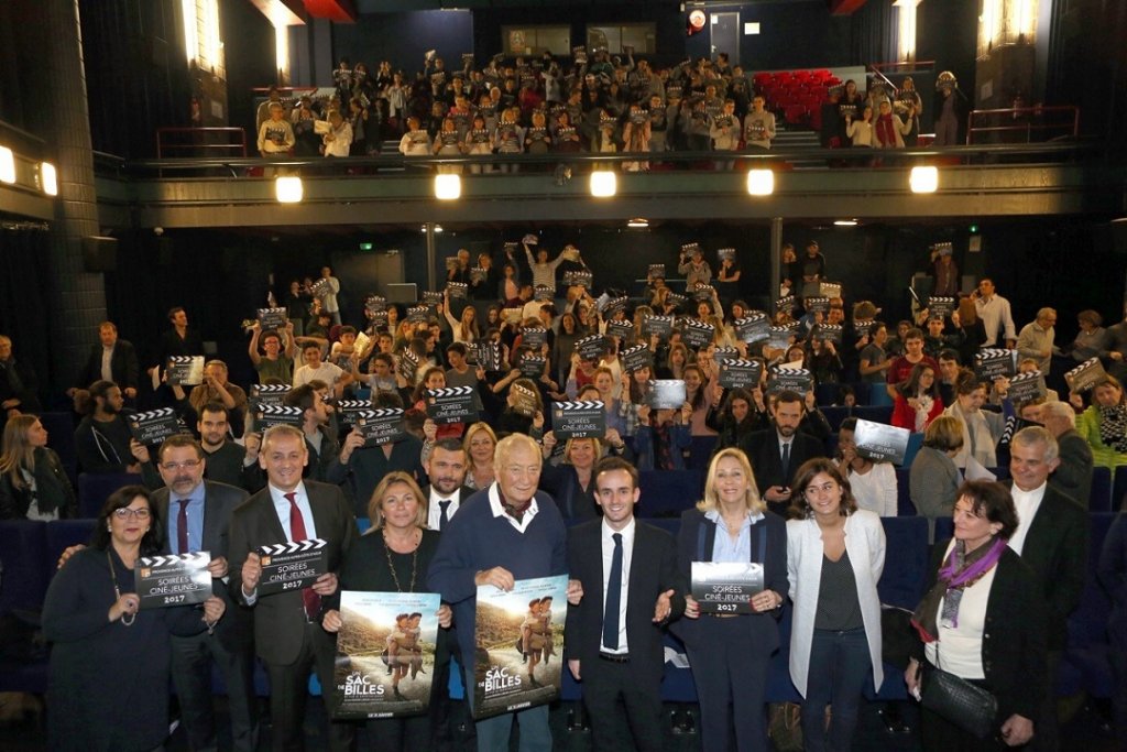 L'auteur Joseph Joffo entouré entre autres de Ludovic Perney et Caroline Pozmentier vice-présidente de la région a participé au lancement du dispositif "Soirée Ciné-Jeunes"(Photo : Pierre Ciot)