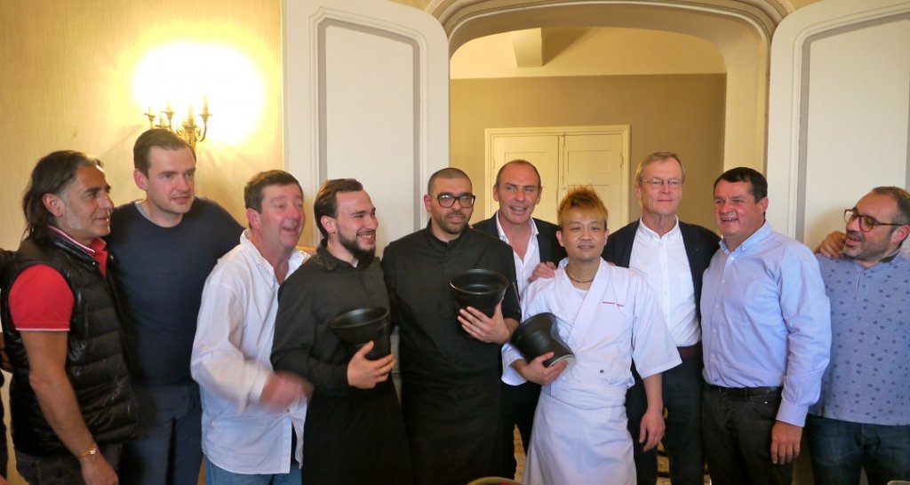 La remise des prix : de g. à dr, Marcel Dib, Arnaud Faye, Vincent Delubac, Enzo Ciccarelli, Yannis Lisseri, Alain Boghossian, Ippei Uemura, Ari Vatanen et Laurent Bréchet et Dimitri Kuchenbrod, grand ordonnateur des Rencontres. (Photo M.E.)