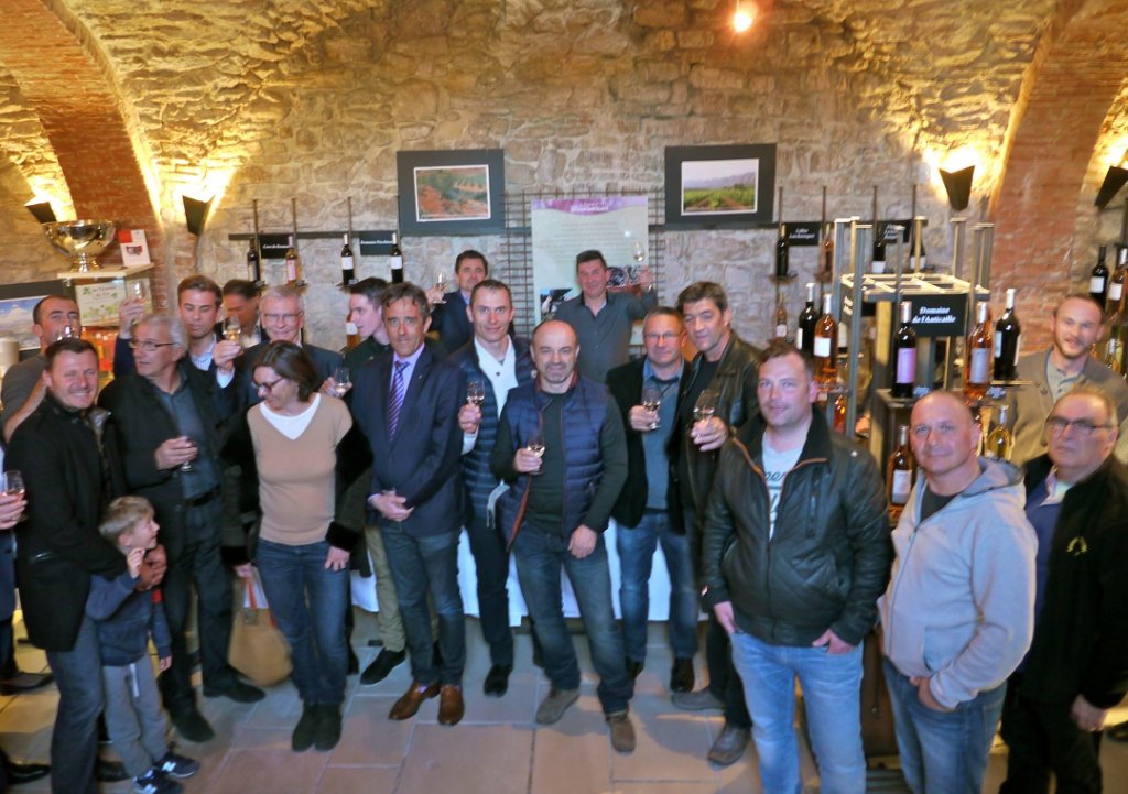 La traditionnelle photo de famille à l’occasion de la réception donnée par l’association des Vignerons de la Sainte Victoire en l’honneur des médaillés du concours général agricole. (Photo M.E.)