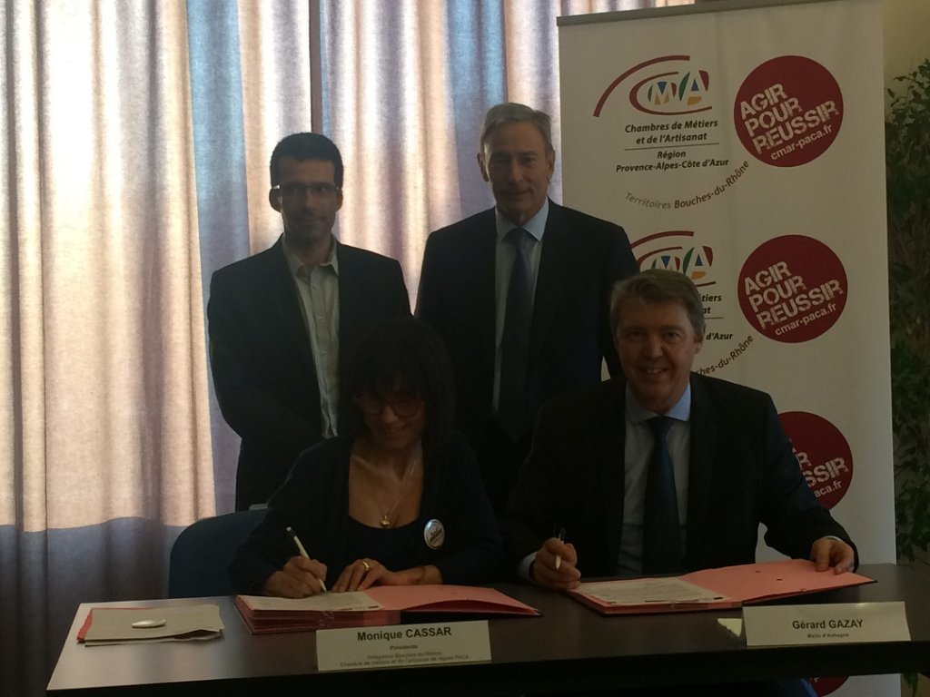 Monique Cassar et Gérard Gazay ont signé la Charte de soutien à l’économie de proximité entourés de Bernard Deflesselles, Député et vice-président du Conseil régional Paca et de Pierre-Olivier Blanc, artisan imprimeur à Aubagne (Photo D.R.)