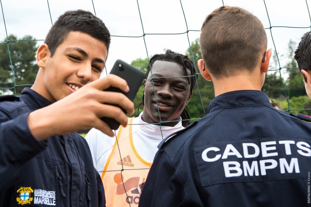 les cadets ont eu la chance de rencontrer les joueurs de l’Olympique de Marseille avant leur entraînement, d’échanger quelques mots et de prendre des photos, puis d’assister à leur séance (Photo: BMPM/SM Orsini)