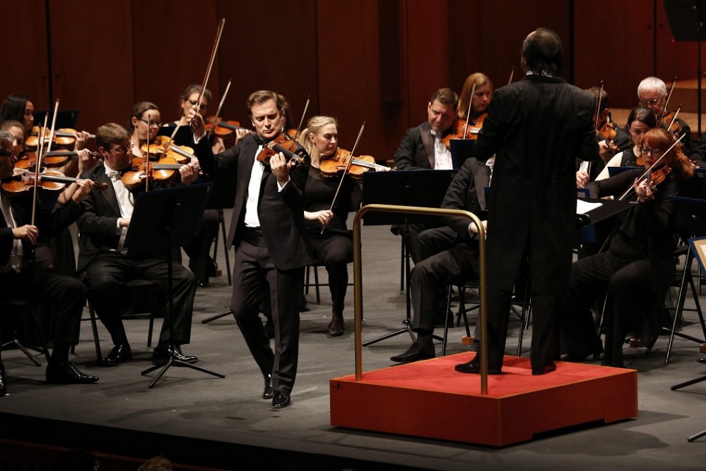 Renaud Capuçon au sommet de son art devant les musiciens du Royal Philharmonic Orchestra dirigés par leur directeur Charles Dutoit. (Photo Caroline Doutre)