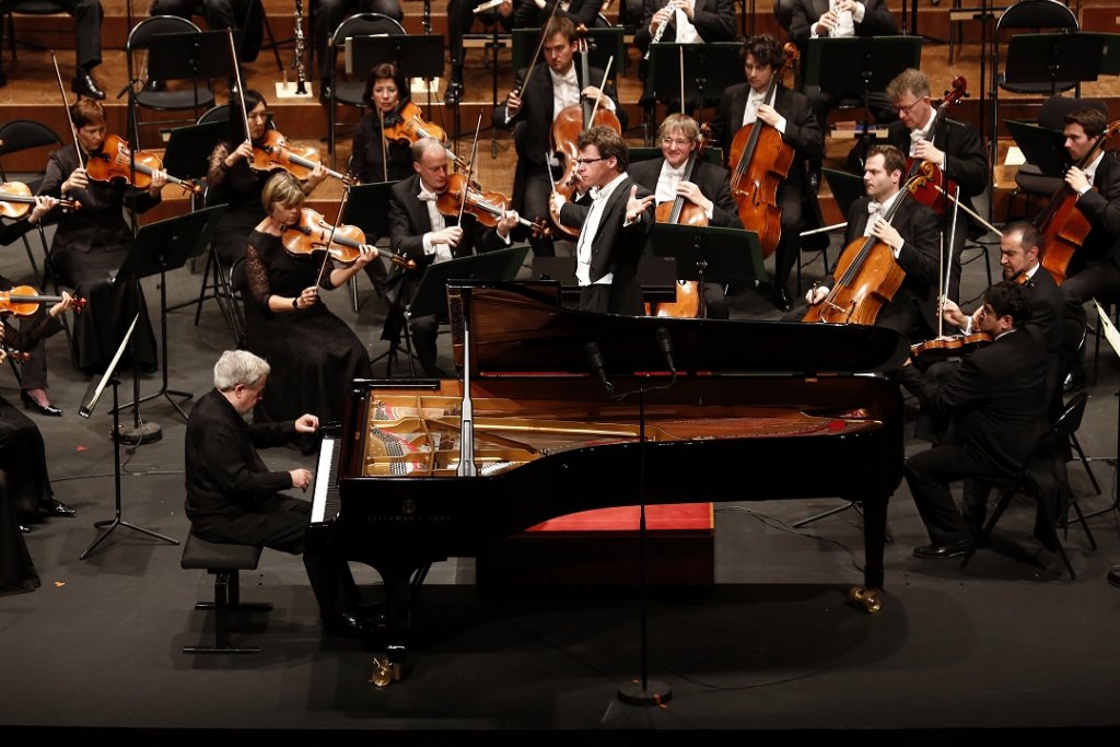 Nelson Freire, devant le Bamberger Symphoniker et son directeur musical Jakub Hrůša, a joué Beethoven comme il aime, de façon élégante et aérienne (Photo Caroline Doutre)