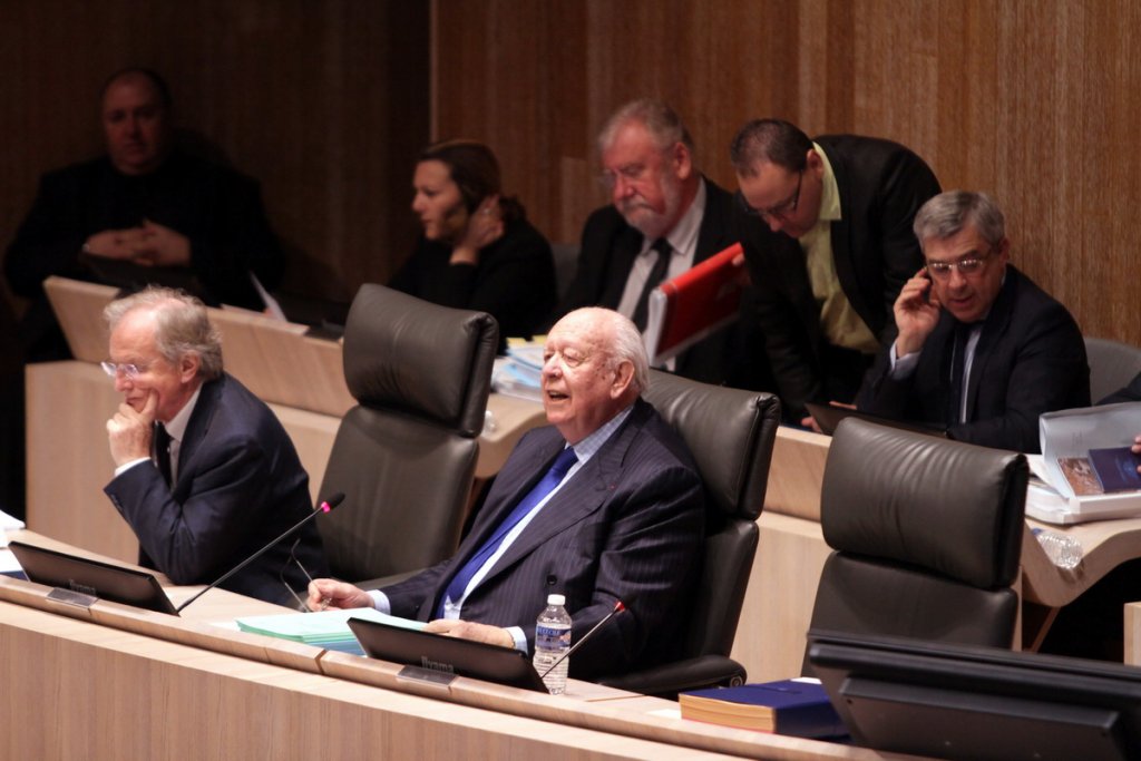 Le maire de Marseille, Jean-Claude Gaudin, au Frontiste Stéphane Ravier: "Laissez un peu de dignité à ce Conseil municipal" (Photo Robert Poulain)