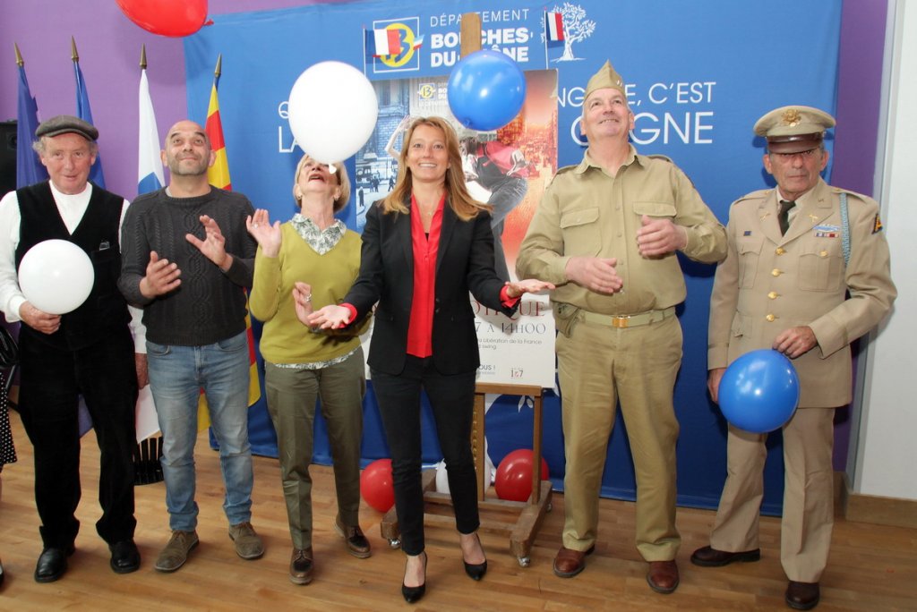 Présentation du Bal Patriotique du 8 mai dans la liesse où sabine Bernasconi est entourée d'Anne-Marie d'Estienne d'Orves, Stéphane Dunan Battandier, Rémy Imbert et des membres de son association du Musée de la Mémoire Militaire (Photo Robert Poulain)