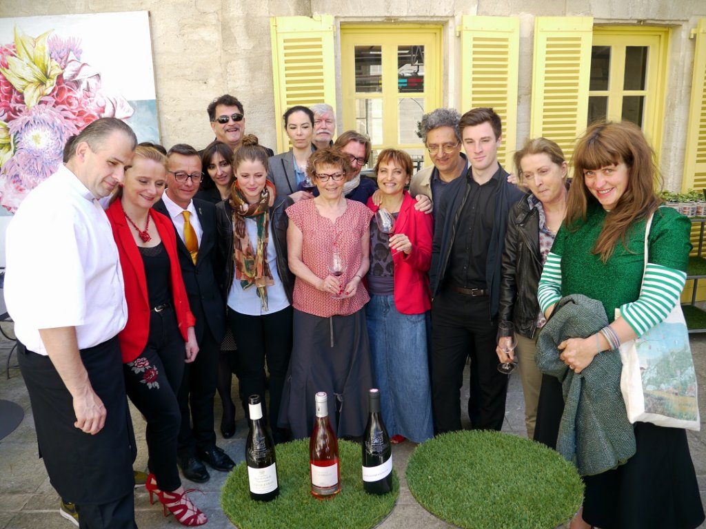 Réunis sur la terrasse de la «Maison Christian Étienne» et accueillis par Guilhem et Corrine Sevin, les dégustateurs sont heureux après avoir travaillé… (Photo M.E.)