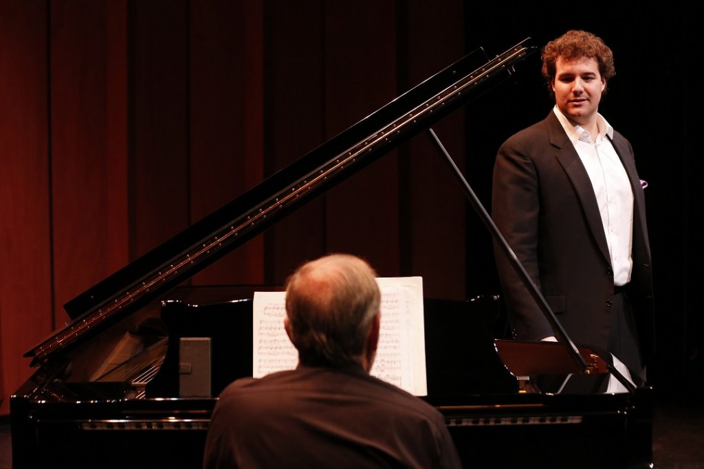 Le ténor Mauro Peter accompagné par le pianiste Helmut Deutsch (Photo Caroline Doutre)