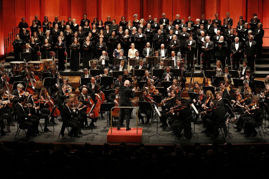 Réunis sur la scène du Grand Théâtre de Provence, l’Orchestre National de France et le Chœur de Radio France, soit près de 200 instrumentistes et choristes. (Photo Caroline Doutre)