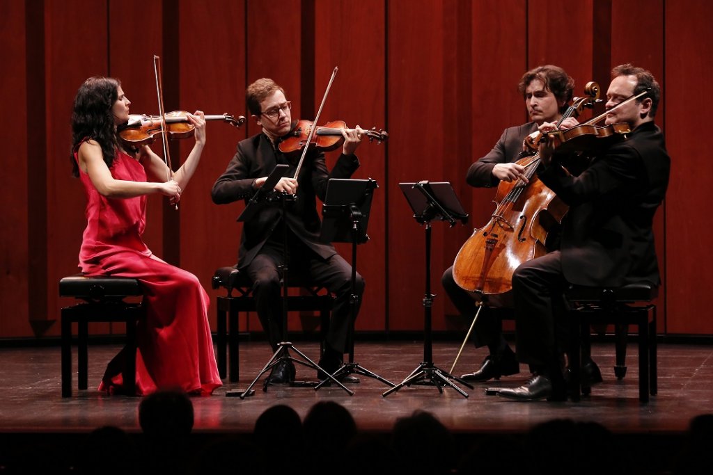 Quatuor Belcea - Corina Belcea, au violon, Axel Schacher, au violon, Krysztof à l’alto, et Antoine Lerderlin, au violoncelle, dialoguent en permanence (Photo Caroline Doutre)