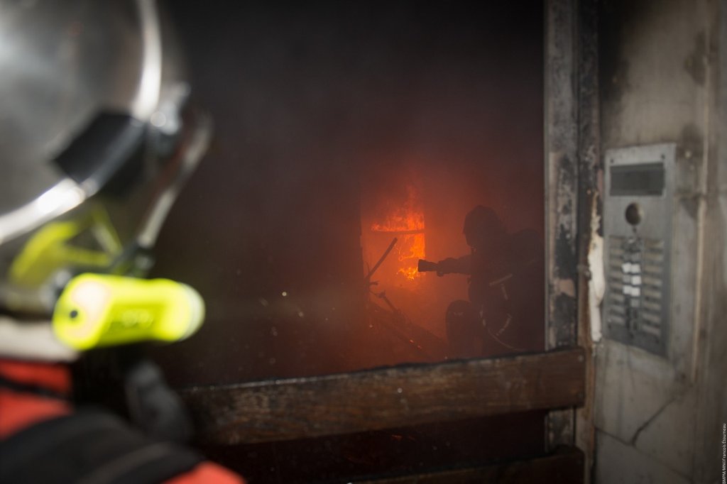 De la fumée s’est propagée dans les parties communes de l’immeuble et la chaleur y est intense(Photo: BMPM/SM F.Etourneau)