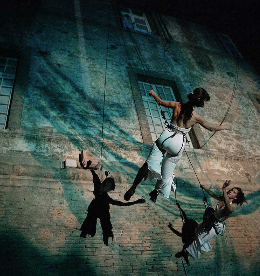 N’oubliez pas de regarder en l’air pour admirer la performance de la "compagnie de danse aérienne 9.81" (Photo D.R.)