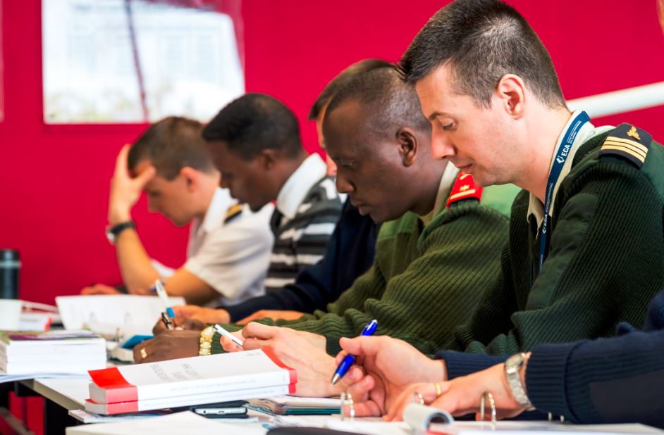 Elèves commissaires des armées en atelier (Photo ECA)